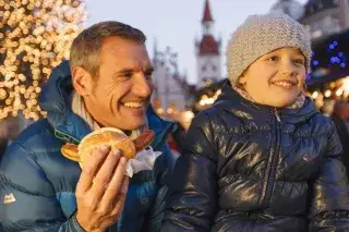 Vater und Kind lassen sich eine Bratwustsemmel schmecken Vater und Kind lassen sich eine Bratwustsemmel schmecken