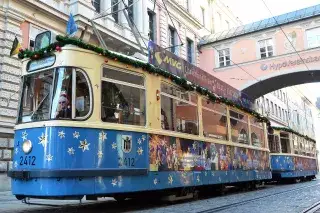 Die Christkindltram fährt in der Adventszeit durch München