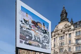 Großflächige Kunst von Flaka Haliti am Lenbachplatz