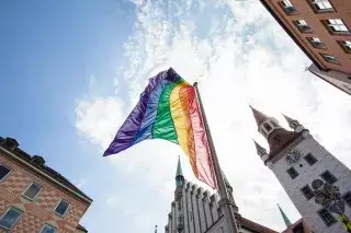 20210818_LGBTIQ* Regenbogenfahne weht beim Christopher Street Day auf dem Marienplatz