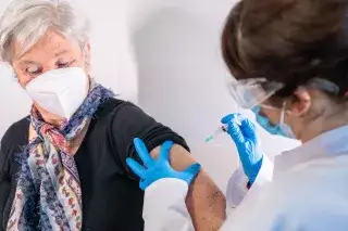 Eine ältere Frau wird gegen das Corona-Virus geimpft Eine ältere Frau wird gegen das Corona-Virus geimpft