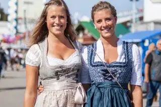 Zwei Frauen im Dirndl auf dem Oktoberfest