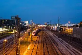 Blick von der Donnersbergerbrücke auf die Gleise bei Nacht