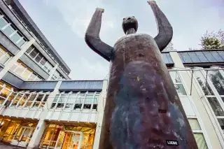 Skulptur vor dem Städtischen Abendgymnasium