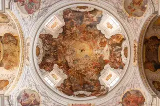 Das Deckenfrisko von Cosmas Damian Asam in der Dreifaltigkeitskirche Das Deckenfrisko von Cosmas Damian Asam in der Dreifaltigkeitskirche