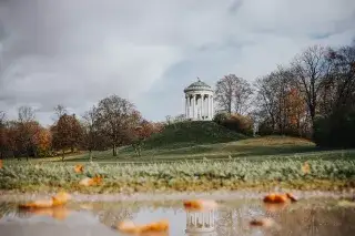 Monopteros im Englischen Garten im Herbst