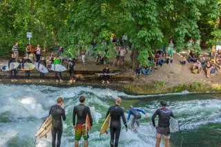 Tollkühne Surfer reiten die Eisbachwelle