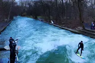 Eisbach-Surfer im Winter