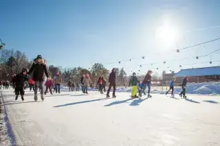 Eislaufen unter freiem Himmel im Eis- und Funsportzentrum Ost