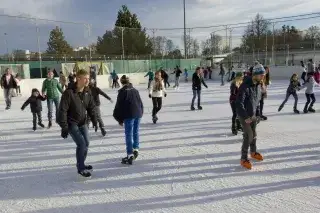 Eislaufen unter freiem Himmel im Eis- und Funsportzentrum West