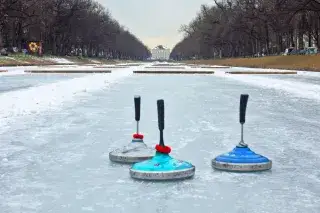 Eisstockschießen auf dem zugefrorenen Kanal