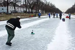 Eisstockschießen auf dem zugefrorenen Kanal