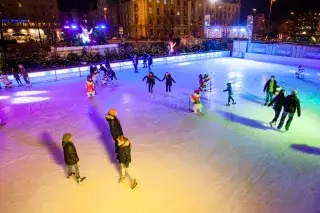 Eislaufen unter freiem Himmel beim Münchner Eiszauber direkt am Stachus