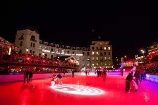 Eislaufen unter freiem Himmel beim Eiszauber am Stachus