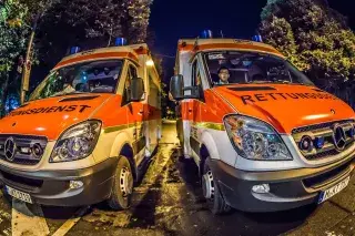 Zwei Rettungswägen warten in der Nacht auf einen Einsatz Zwei Rettungswägen warten in der Nacht auf einen Einsatz