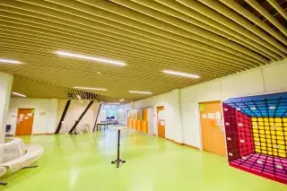 Im ersten Stock des Städtischen Abendgymnasiums Im ersten Stock des Städtischen Abendgymnasiums