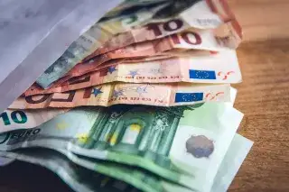 Briefumschlag mit Geldscheinen Briefumschlag mit Geldscheinen