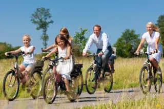 Eine Familie macht einen Ausflug mit dem Rad Eine Familie macht einen Ausflug mit dem Rad