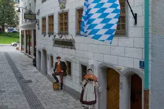 Bayerische Flagge an der Fassade des Bier- und Oktoberfestmuseums Bayerische Flagge an der Fassade des Bier- und Oktoberfestmuseums