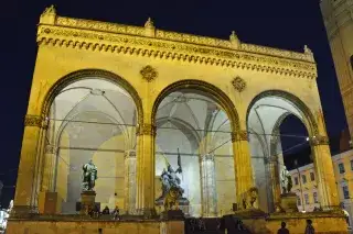 Die Feldherrnhalle bei Nacht