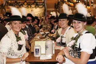 Traditionelle Tracht im Festzelt Tradition