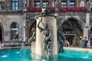 Der Fischbrunnen auf dem Münchner Marienplatz
