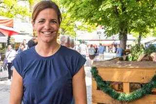 Kommunalreferentin Kristina Frank auf dem Viktualienmarkt