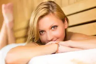 20210423_Sauna_München Eine Frau in einer Sauna