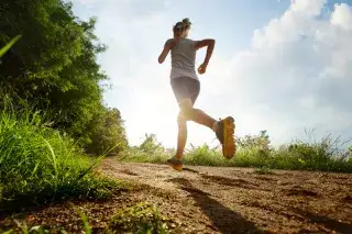 20210303_Joggen_München Eine Frau joggt durch den Wald