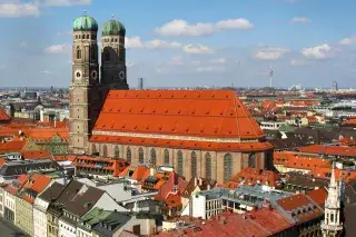 Die Frauenkirche unter blauem Himmel Die Frauenkirche unter blauem Himmel