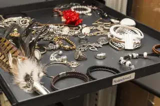 Auch viele Trachten-Accessoires gehen auf der Wiesn verloren