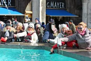 Das traditionelle Geldbeutelwaschen am Fischbrunnen