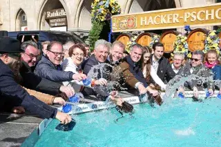 Das traditionelle Geldbeutelwaschen am Fischbrunnen Das traditionelle Geldbeutelwaschen am Fischbrunnen