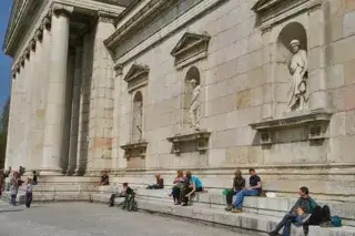 Sitzende Menschen auf den Stufen der Glyptothek