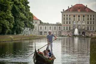 Gondelfahrt vor dem Schloss Nymphenburg Gondelfahrt vor dem Schloss Nymphenburg