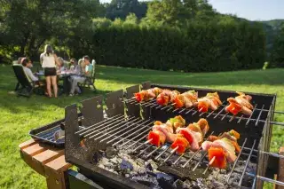 Grillspieße auf Grill