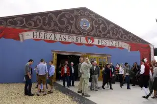 Tradition wird im Herzkasperlzelt auf der Oidn Wiesn groß geschrieben Tradition wird im Herzkasperlzelt auf der Oidn Wiesn groß geschrieben