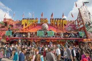 Besucher auf der Wiesn vor der Geisterbahn "Fahrt zur Hölle" Besucher auf der Wiesn vor der Geisterbahn "Fahrt zur Hölle"
