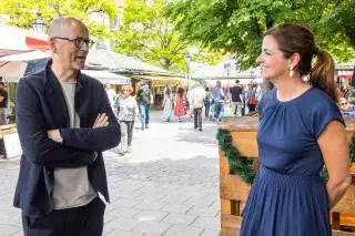 Kommunalreferentin Kristina Frank und Architekt Rainer Hofmann auf dem Viktualienmarkt