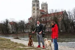 Spazierengehen mit Hund an der Isar