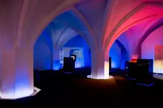 20210624_Münchner Kaiserburg_ES Bunte Beleuchtung in den Ausstellungsräumen der Kaiserburg