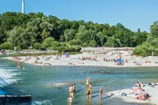Im Sommer könnt ihr euch rund um den Flauchersteg in der Isar abkühlen Im Sommer könnt ihr euch rund um den Flauchersteg in der Isar abkühlen