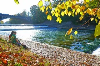 Die Herbstsonne an der Isar genießen