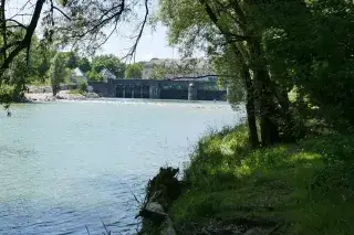 Von der Max-Joseph-Brücke bis kurz vor dem Stauwehr Oberföhring dürft ihr euch im Sommer erfrischen Von der Max-Joseph-Brücke bis kurz vor dem Stauwehr Oberföhring dürft ihr euch im Sommer erfrischen