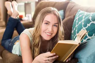 Eine junge Frau liest ein Buch Eine junge Frau liest ein Buch