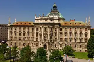 Das Bayerische Justizministerium sitzt im Justizpalast am Stachus