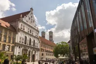 Die Fußgängerzone mit St. Michael und den Türmen der Frauenkirche Die Fußgängerzone mit St. Michael und den Türmen der Frauenkirche