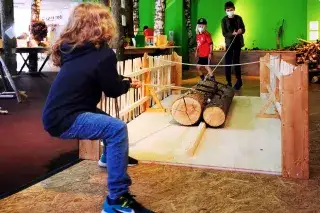 Kinder entdecken Holz im Kindermuseum München Kinder entdecken Holz im Kindermuseum München