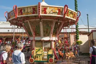 Das Historische Kinder-Hängekarussell auf der Oiden Wiesn auf dem Oktoberfest