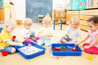 Kinder spielen in der Kita